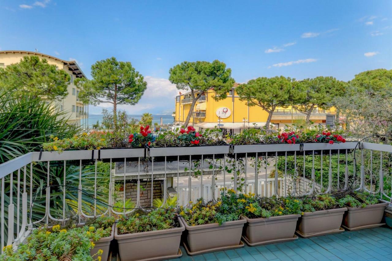 DesenzanoLoft Il girasole del Lago Desenzano del Garda Esterno foto